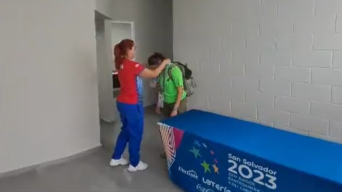 La atleta cubana Laina Pérez regresa medalla a mexicana que la perdió por reglamento