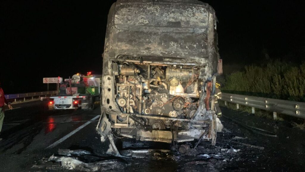 Autobús incendiado donde viajaban estudiantes de San Luis Potosí en una carretera de Coahuila