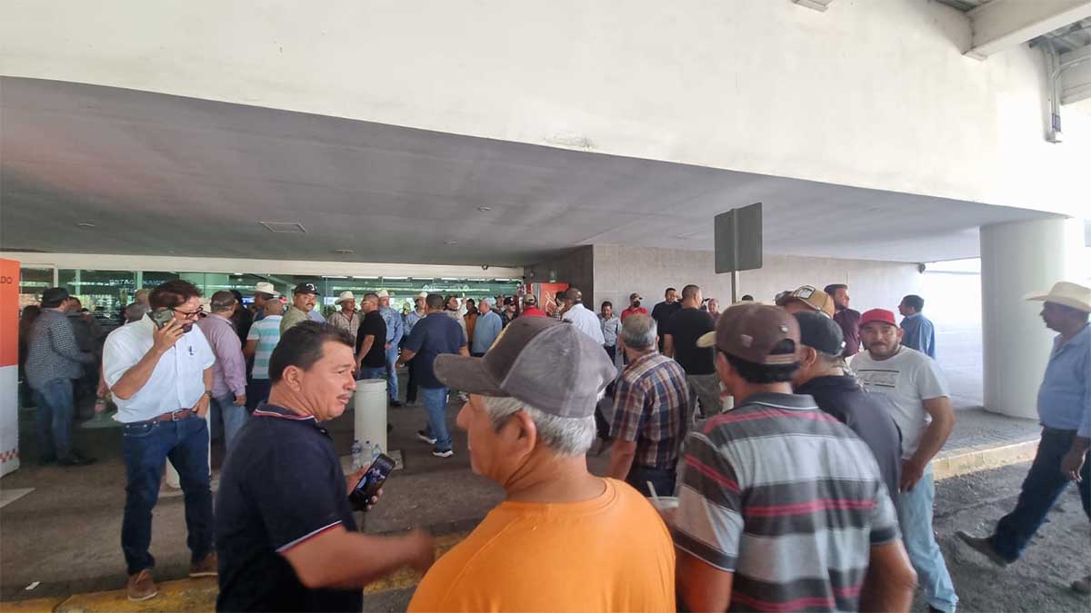 ¡Checa tu vuelo! Productores agrícolas mantienen bloqueado el aeropuerto de Culiacán