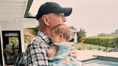 Bruce Willis posa por primera vez con su nieta en brazos