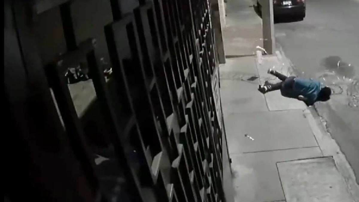 ¡Tuvo su merecido! Captan fuerte caída de ladrón que cortaba alambre de púas de casa en Durango: video