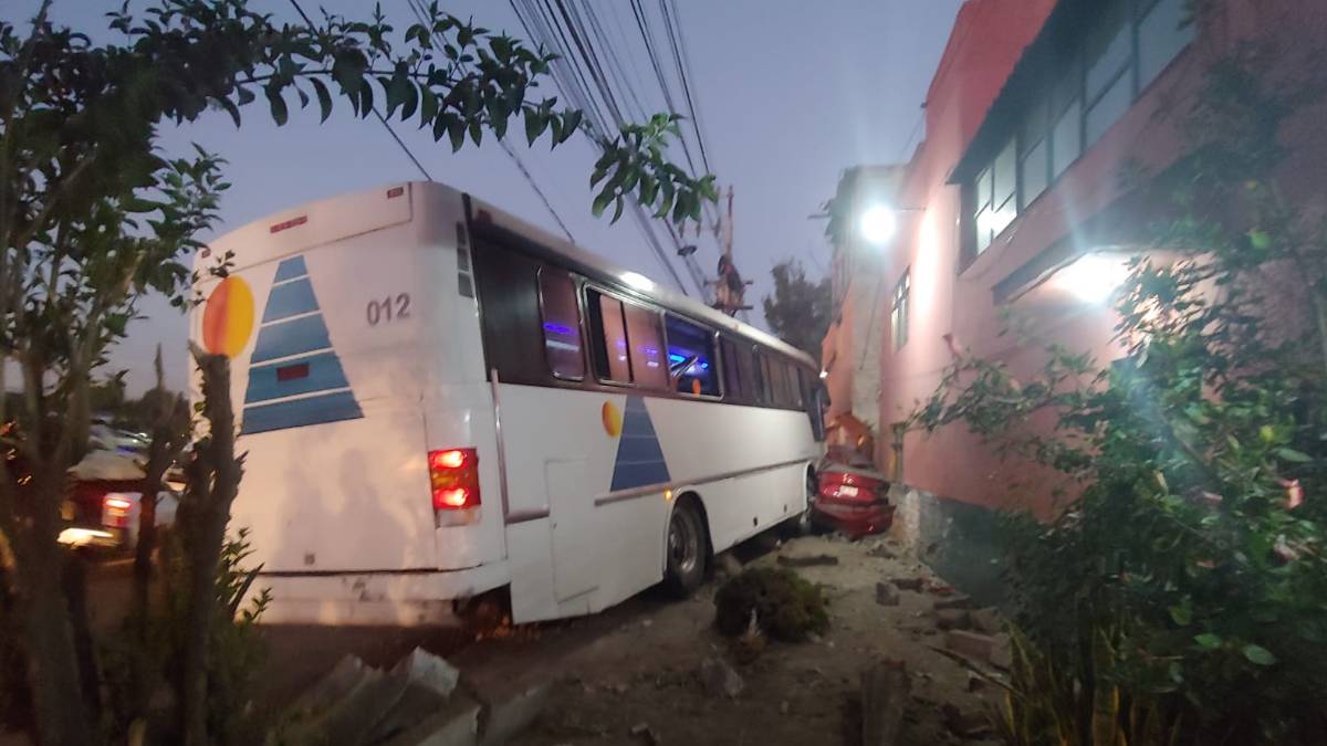 Camión de pasajeros se estrella contra casas en la México-Pachuca; imágenes del momento
