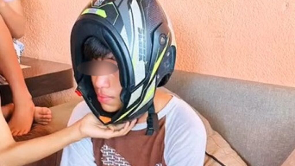 Menor con casco de moto puesto al revés