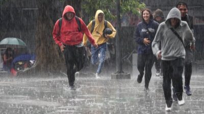 Lluvia en México hace correr a personas
