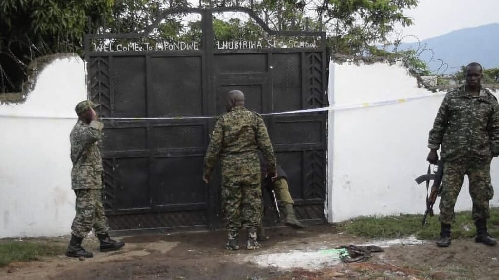 Exterior de colegio de Uganda donde un grupo yihadista mató a 41 personas, la mayoría estudiantes