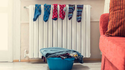 Cómo secar la ropa dentro de la casa