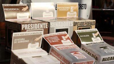 Elecciones presidenciables: Urnas de votación colocadas con una mampara electoral atrás