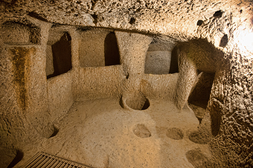 Hombre derriba pared y halla Derinkuyu, ciudad con más de 2 mil años de antigüedad