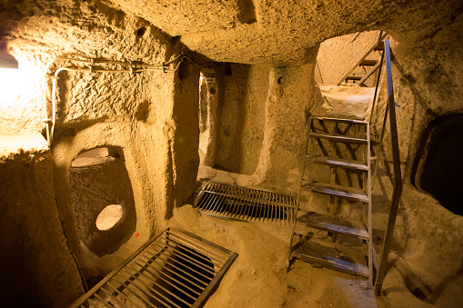 Hombre derriba pared y halla Derinkuyu, ciudad con más de 2 mil años de antigüedad