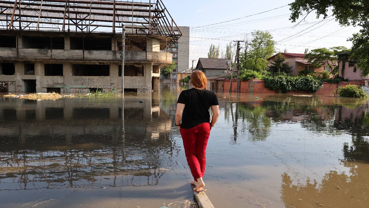 Ucrania reanuda desalojo por destrucción parcial de una gran represa en manos de Rusia