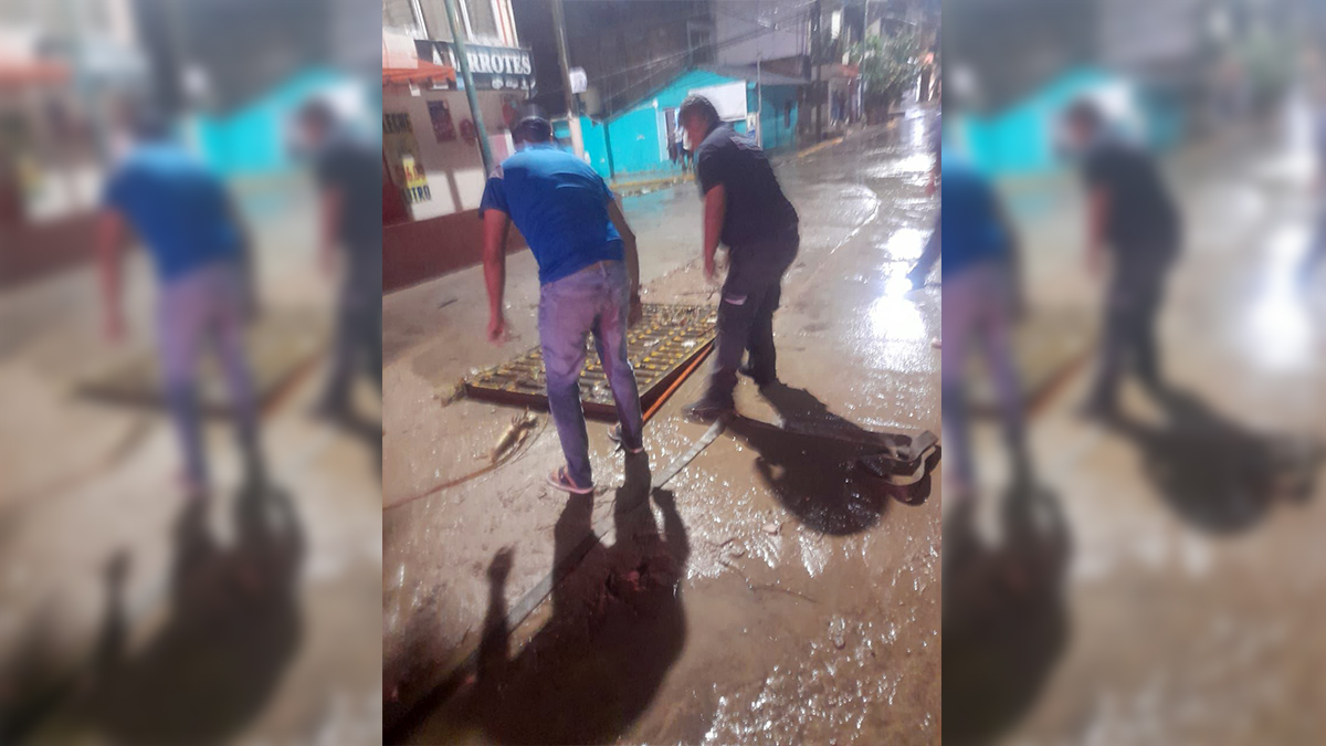 Siguen sin hallar a sujeto que cayó en alcantarilla de Tuxtla Gutiérrez; lluvias dejaron afectaciones en casas