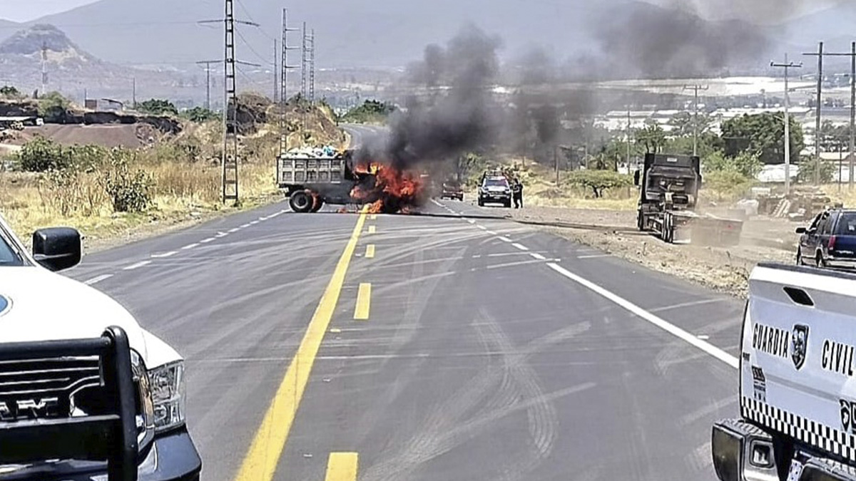 Operativo de desarme en Michoacán provoca enfrentamientos y bloqueos carreteros