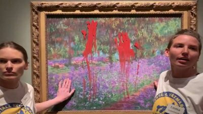 Detiene a dos activistas medioambientales en Suecia por tartar de manchar pintura de Monet