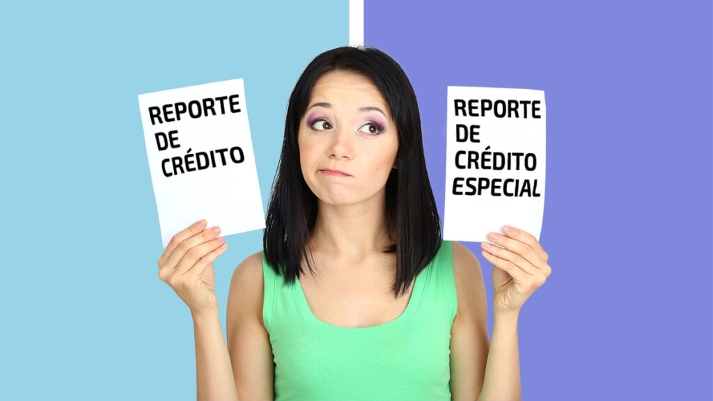 Mujer indecisa entre un reporte de crédito y un reporte de crédito especial