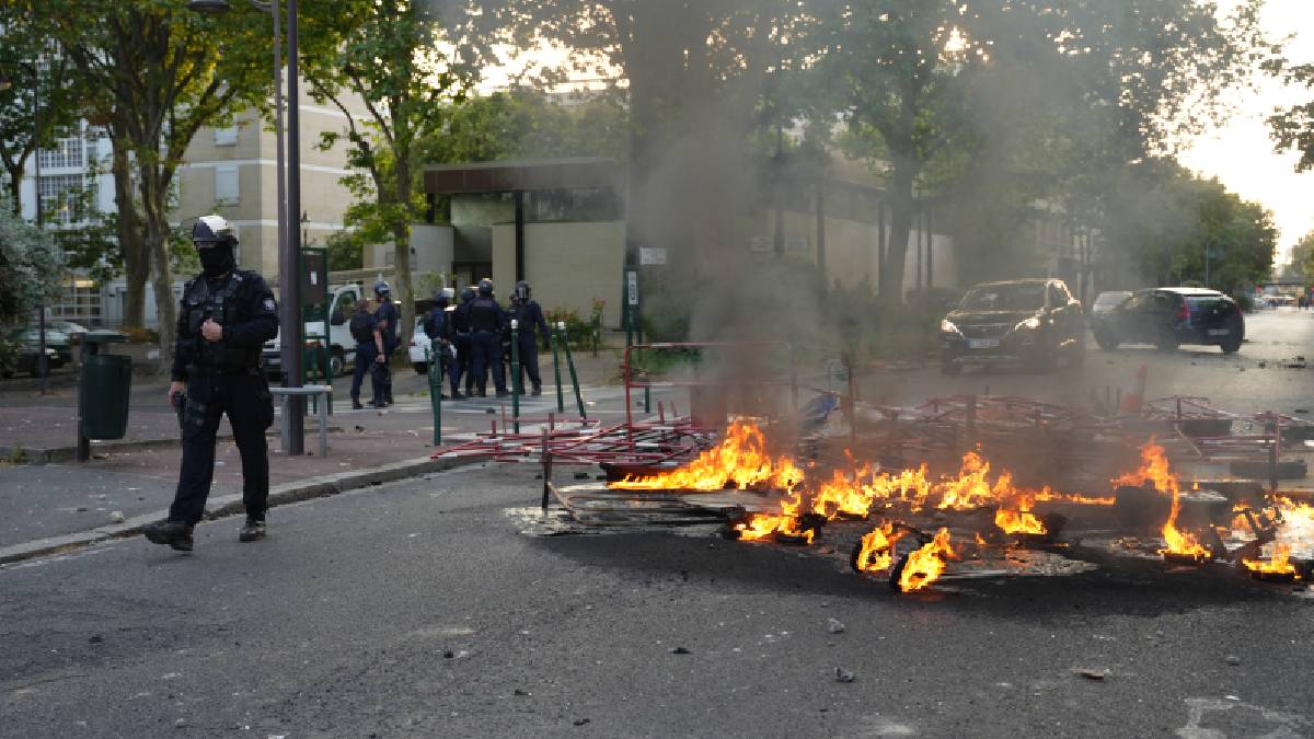 Francia con disturbios por indignación; murió un joven por disparo de un policía
