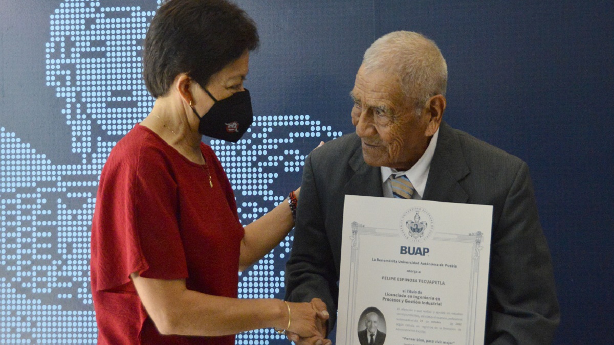 Nunca es tarde: a sus 86 años, don Felipe obtiene su título de ingeniero en la BUAP