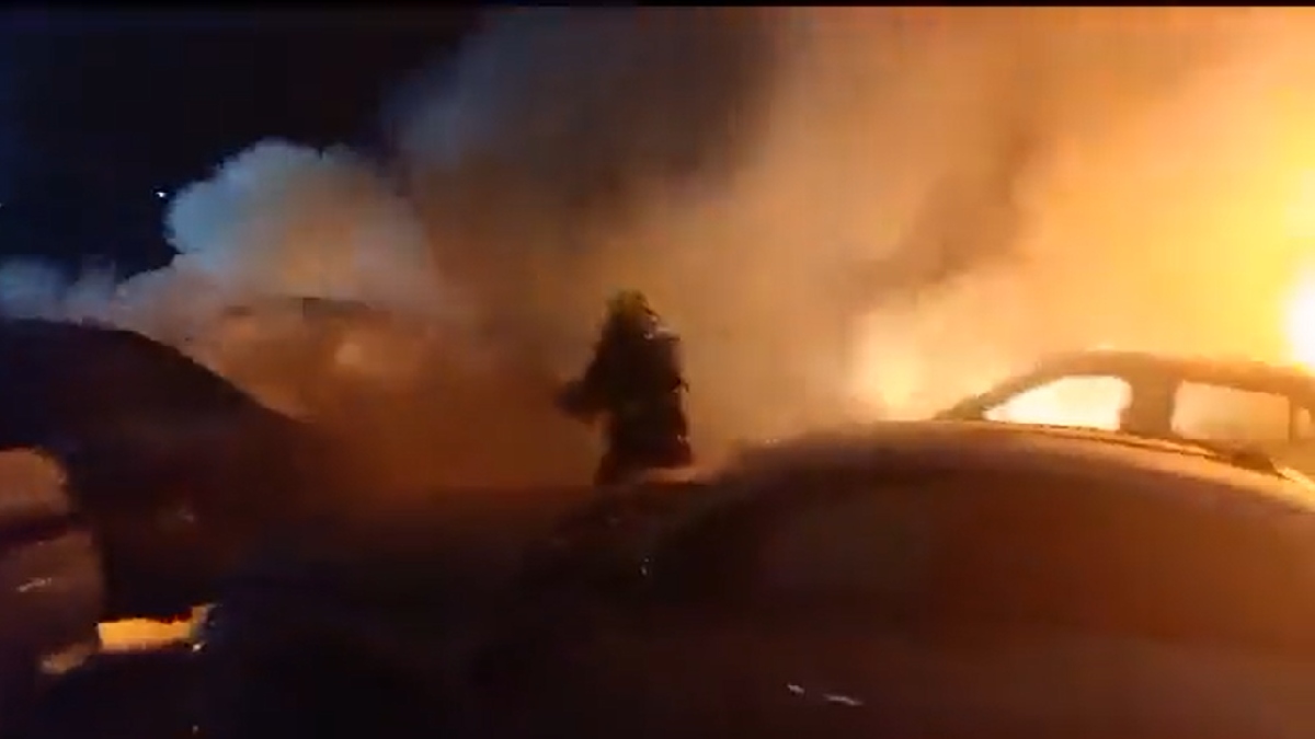 ¡Arden autos de lujo! Sujeto causa incendio en agencia de Culiacán, Sinaloa