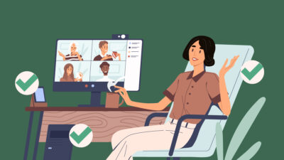 Mujer en home office sentada frente a computadora durante videoconferencia
