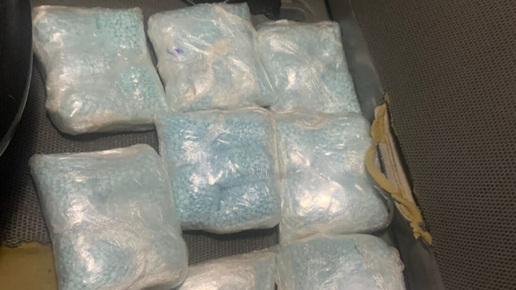 Miles de pastillas color azul de fentanilo