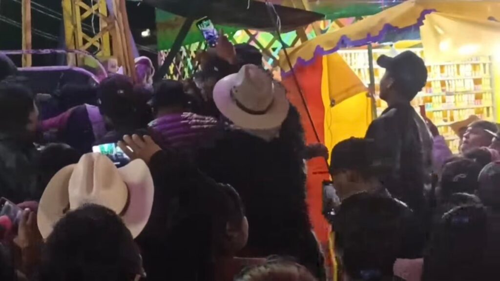 Gente rodea y toma fotos a mujer cuyo cabello quedó atorado en rueda de la fortuna en Feria