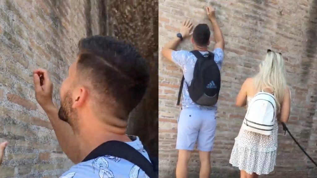El turista mientras graba su nombre y el de su novia en un muro del Coliseo, en Roma, Italia