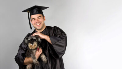 Graduados de escuela veterinaria posan en foto con sus mascotas
