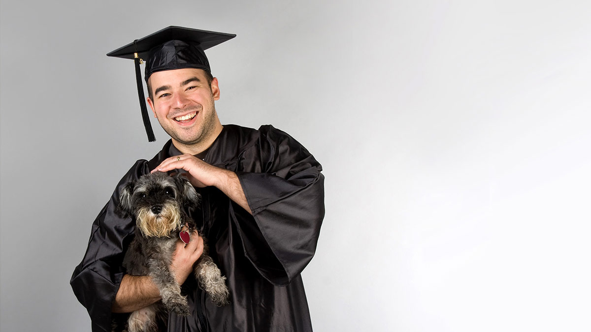 En esta escuela veterinaria en la foto de graduación en vez de posar con toga lo hicieron con sus mascotas y el resultado es adorable