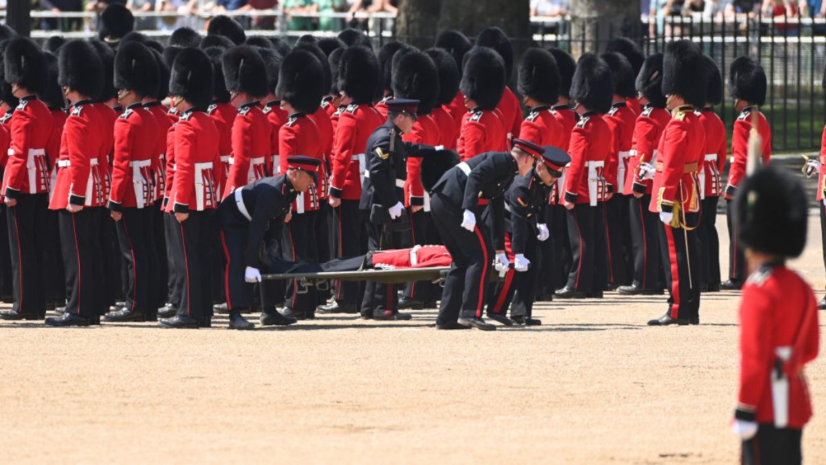 Calor causa estragos hasta en Reino Unido: Miembros de la Guardia Real Británica se desmayan en pleno desfile