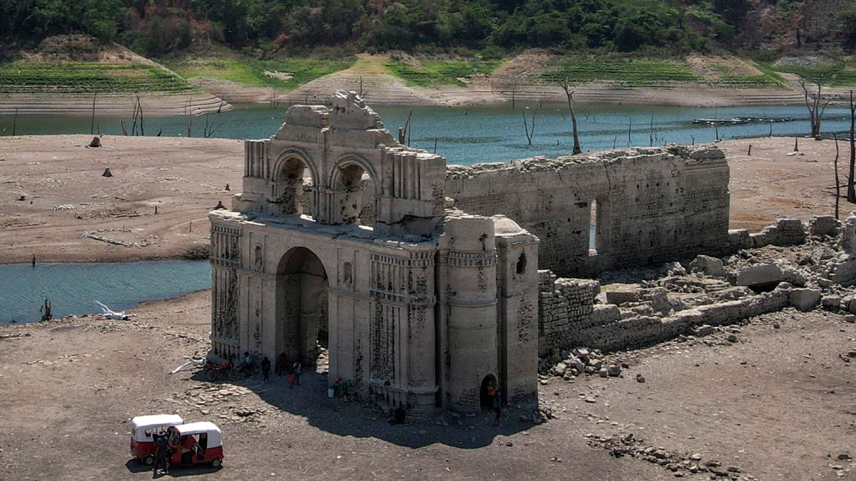 Sequía deja al descubierto iglesia sumergida en Chiapas