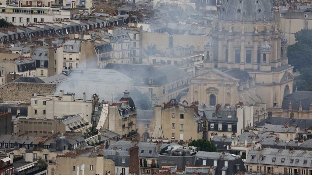 La fachada de un edificio cayó a la calle tras la explosión en París. Foto: Reuters