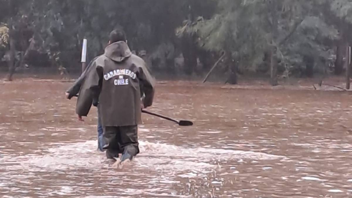 Video: increíble rescate de dos personas y un perrito por inundaciones en Chile
