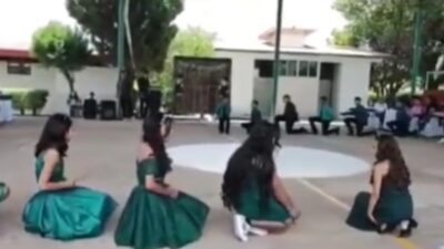 Jóvenes bailan canción de Peso Pluma como vals en su graduación