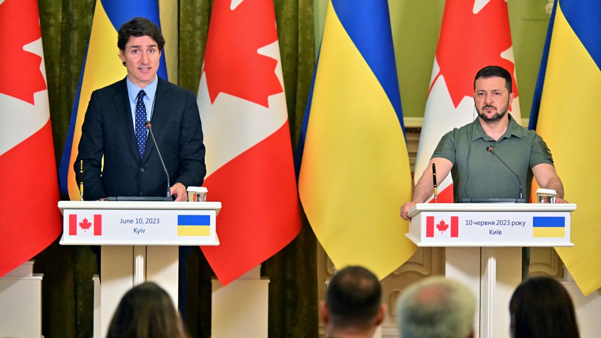 Mientras arrecian combates, por sorpresa, Justin Trudeau visita Kiev, Ucrania, y se reúne con Volodomir Zelenski