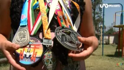 Lía, clavadista de 10 años, presume sus medallas ganadas