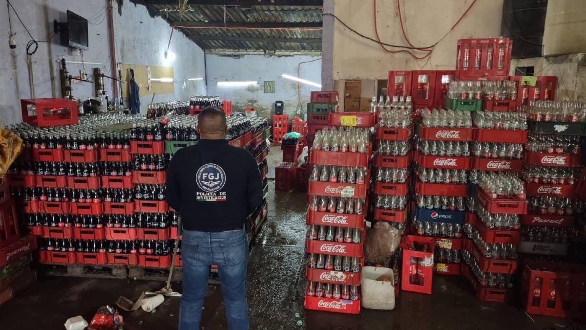 Botellas, tambos y 10 detenidos: aseguran fábrica de refrescos pirata en Los Reyes La Paz