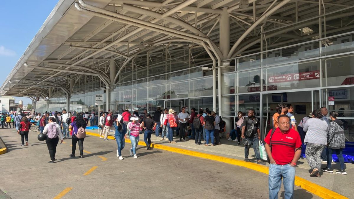 Sección 22 de la CNTE bloquea terminal de autobuses y macroplaza en Oaxaca