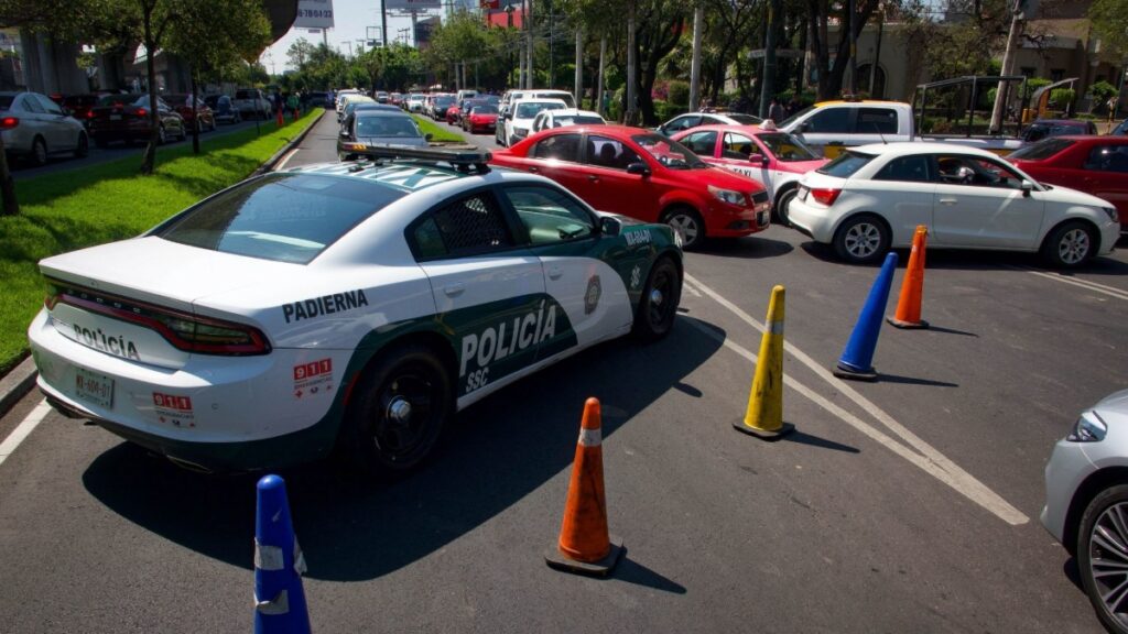 Marchas CDMX: patrulla bloqueando el paso vehicular por protesta de personal médico en Periférico Sur