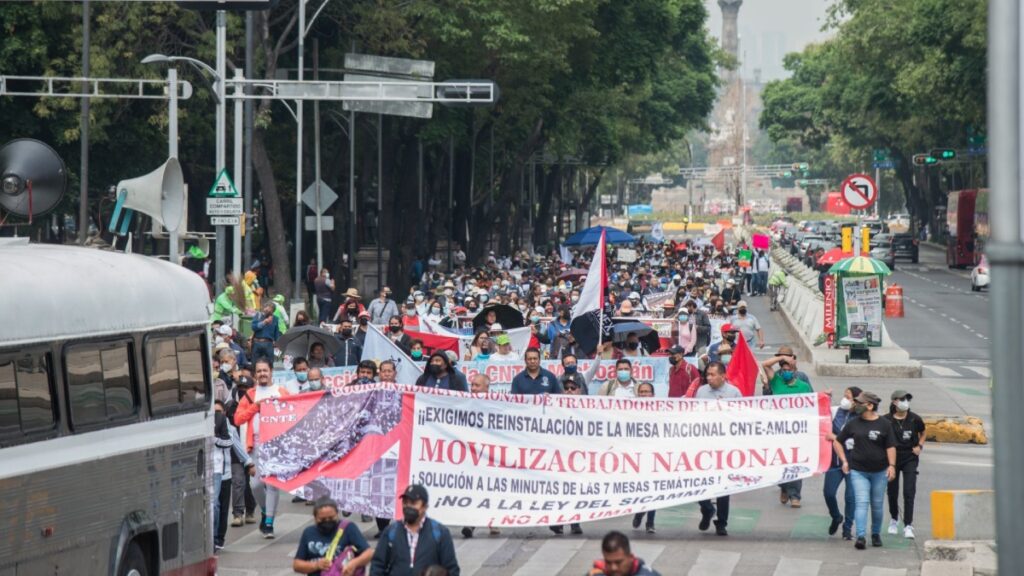 Marcha del SME por Paseo de la Reforma, en la CDMX