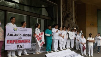 Marchas CDMX: protesta de integrantes de la Escuela Nacional de Enfermería Mexicana en la sede del IMSS