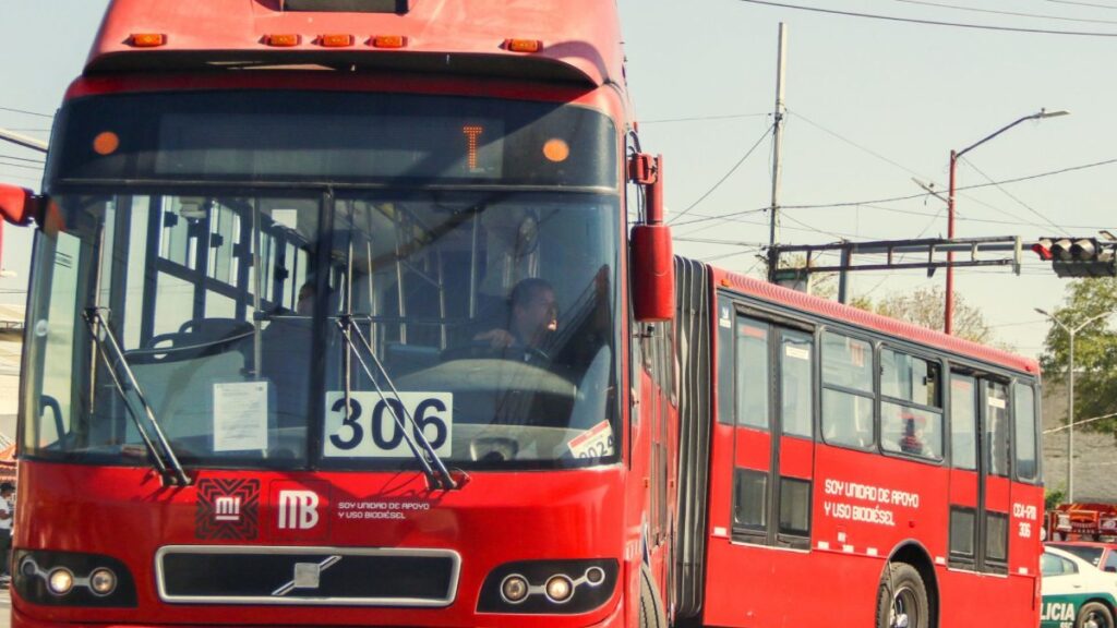 Metrobús circulando en avenida de la CDMX