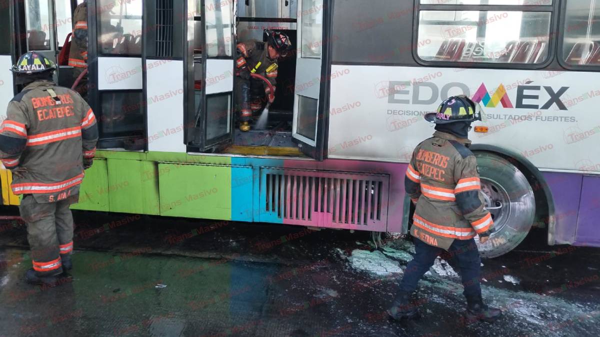 Se incendia unidad del Mexibús tras choque con motociclista en Ecatepec