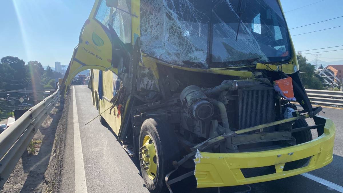 Accidente en la México-Toluca: choca camión de carga con autobús de transporte de personal; hay 15 heridos