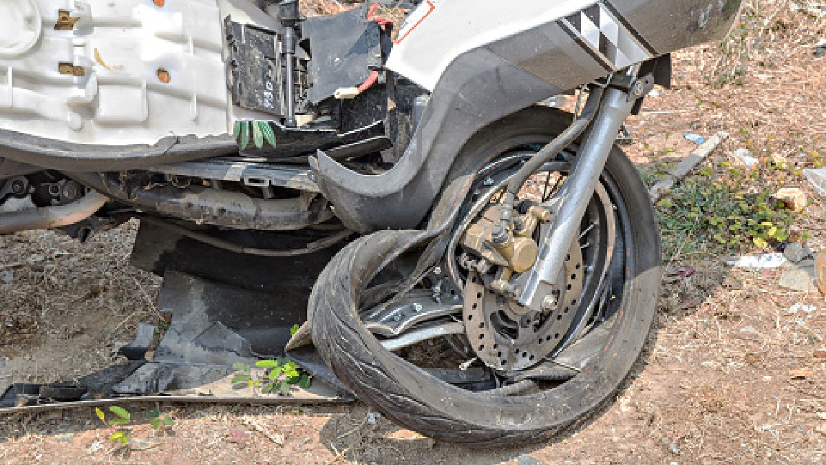 La embistió un “chimeco”: camión atropella a mujer en moto en Neza