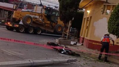 Motociclista Muere Aplastado Por Poste Que Tiro Trailer 1