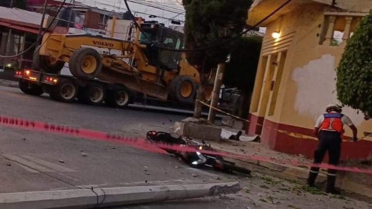 Video del momento en que un motociclista de Puebla muere aplastado por un poste
