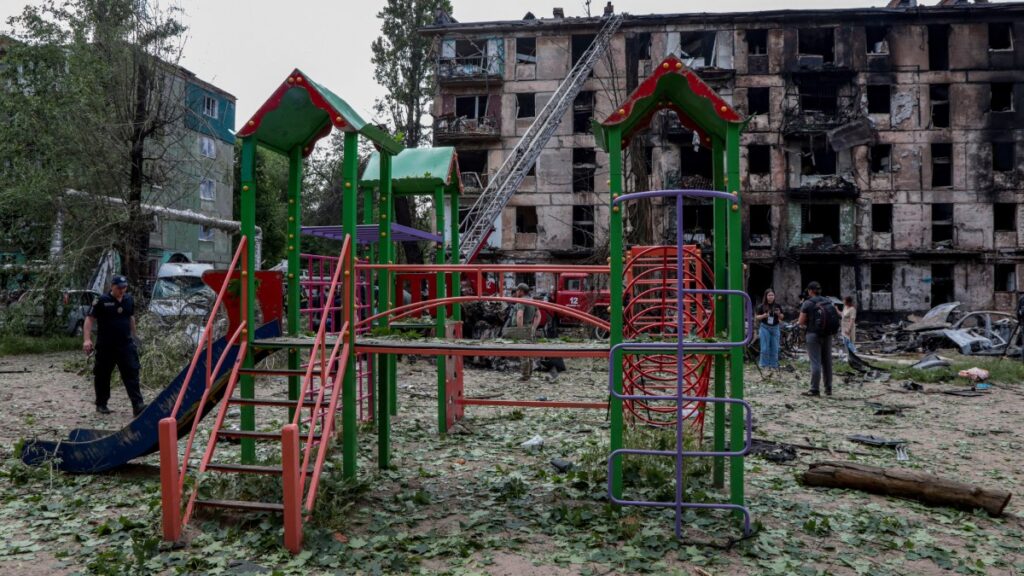 ONU Rusia: Juegos infantiles frente a edificio destruido por Rusia en la ciudad de Kryvyi Rig, Ucrania