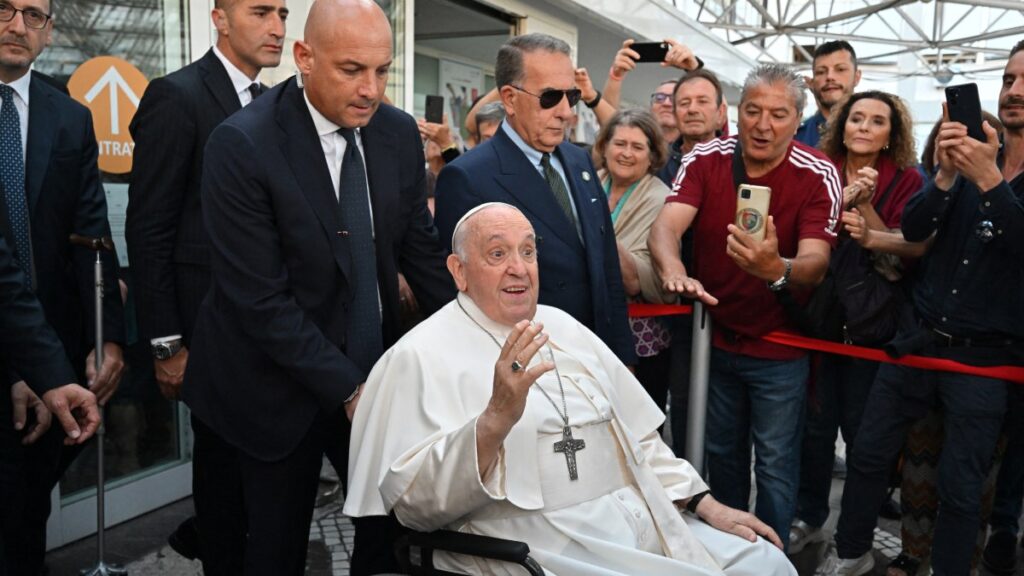 El Papa Francisco en silla de ruedas abandonando el hospital en Roma