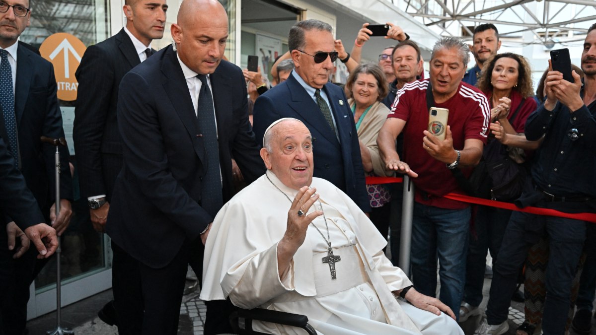 Papa Francisco sale de hospital tras operación de abdomen