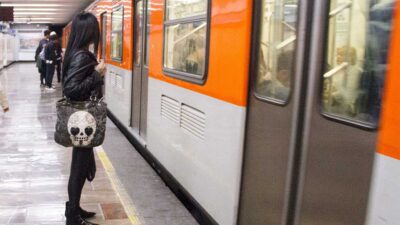 mujeres peleando metro