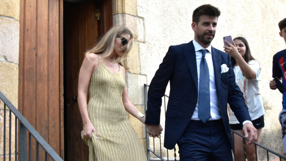 Gerard Piqué asiste tomado de la mano de Clara Chía, a la boda de su hermano Marc Piqué con María Valls